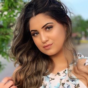 Meet your Posher, Ayla